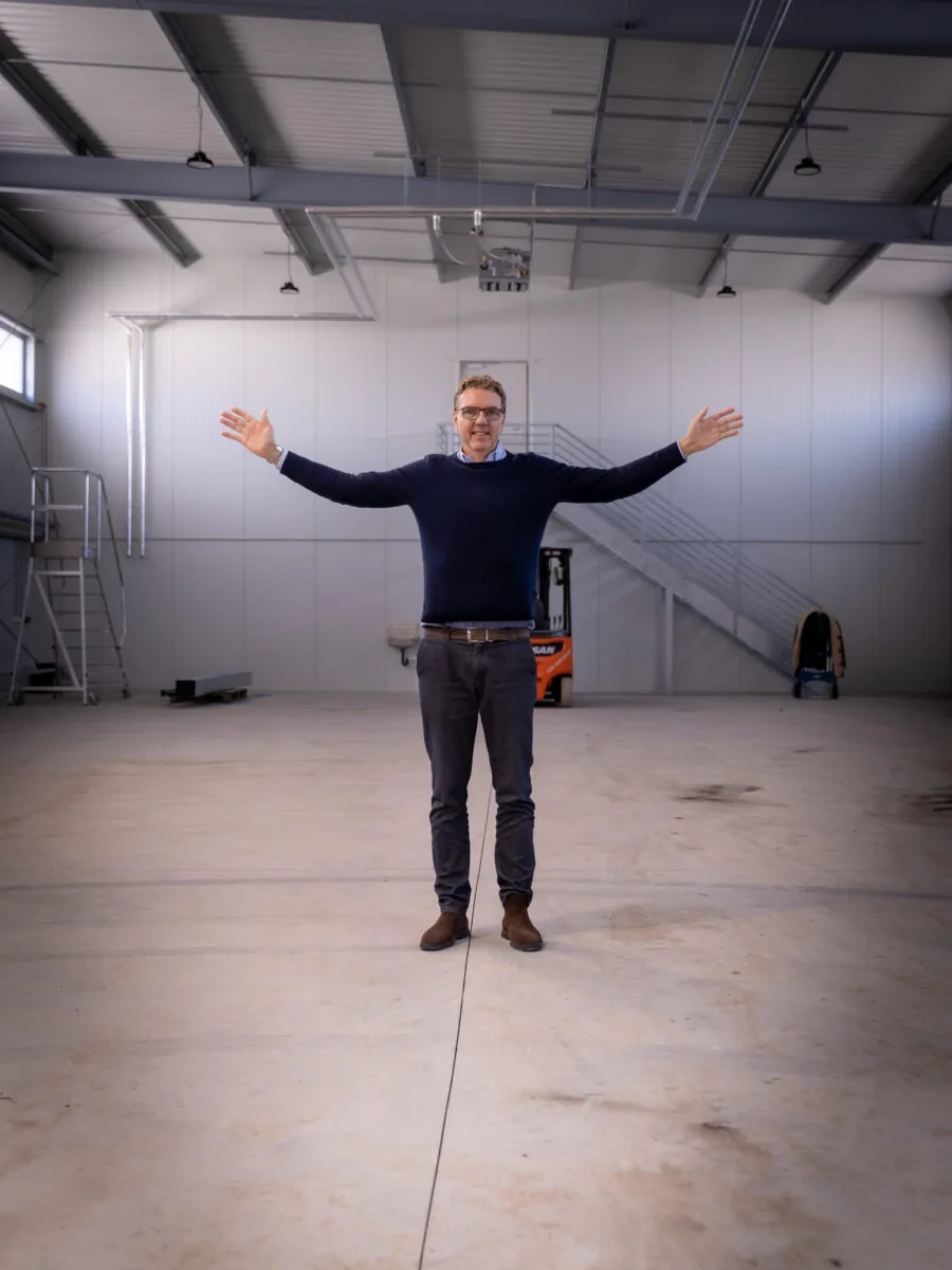 Dr. Erdmann Flindt, Geschäftsführer der Firma membraPure in der neu errichteten und fertiggestellten Lagerhalle.